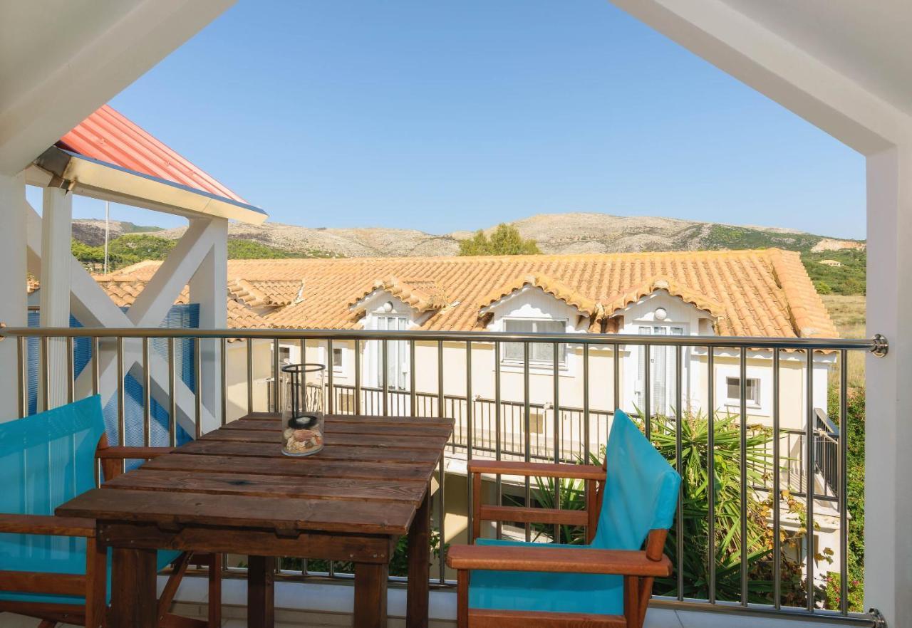 Studio Timotheos Marathias  Luaran gambar