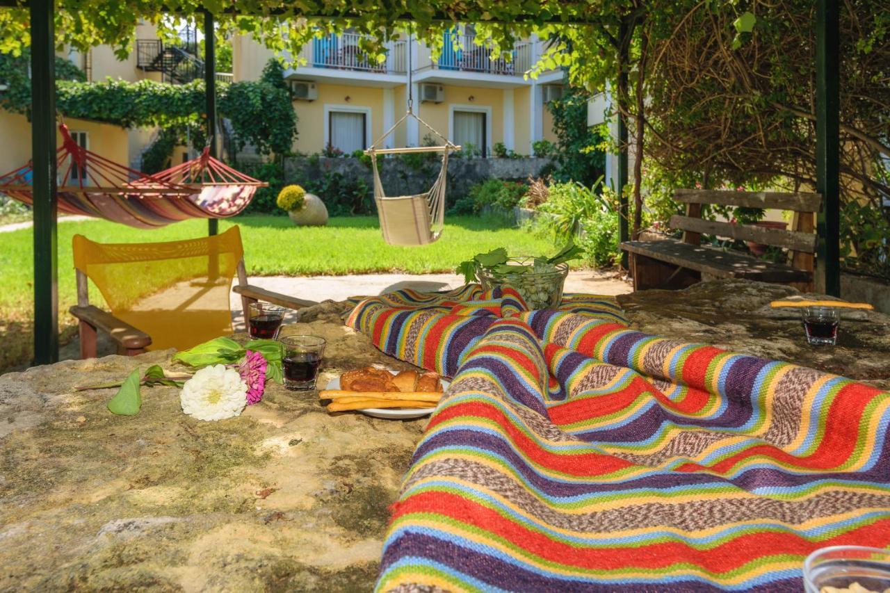 Studio Timotheos Marathias  Luaran gambar