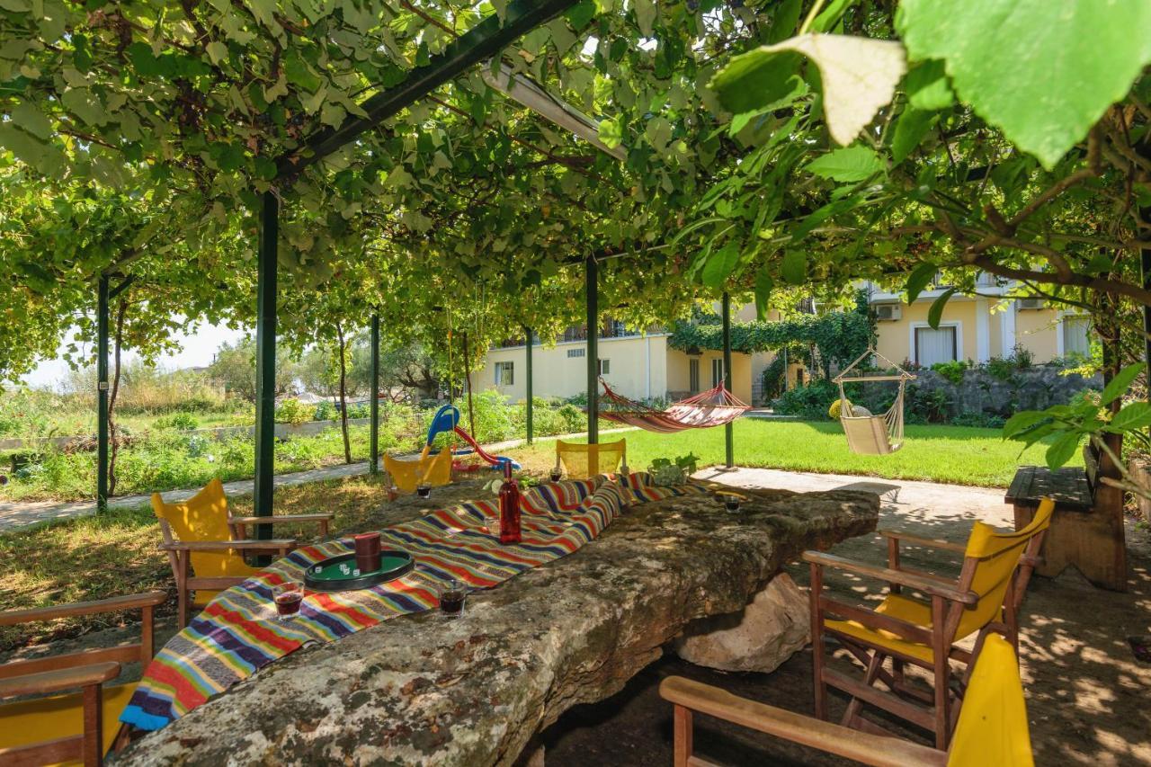 Studio Timotheos Marathias  Luaran gambar